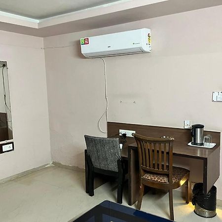Hotel Shailly Inn Ahmedabad Esterno foto