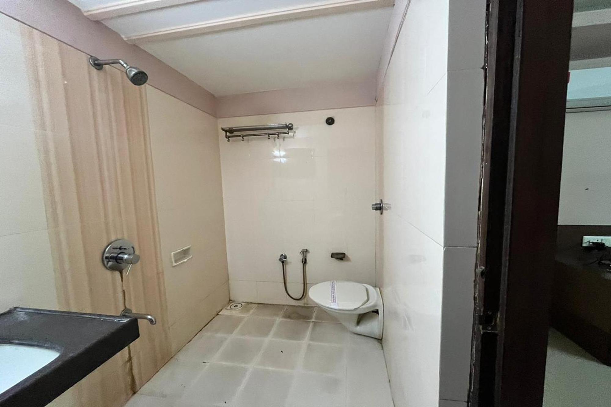 Hotel Shailly Inn Ahmedabad Esterno foto