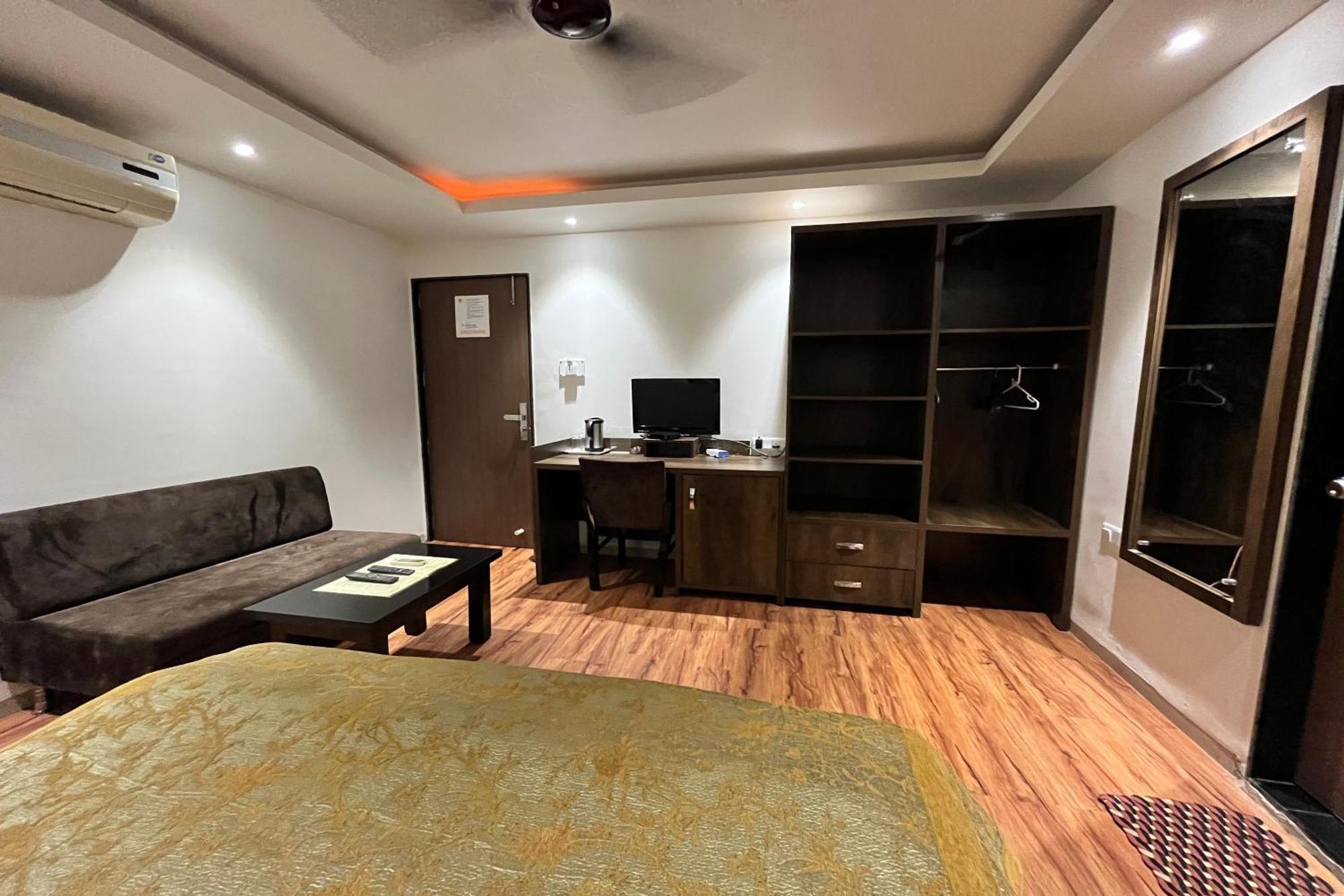 Hotel Shailly Inn Ahmedabad Esterno foto