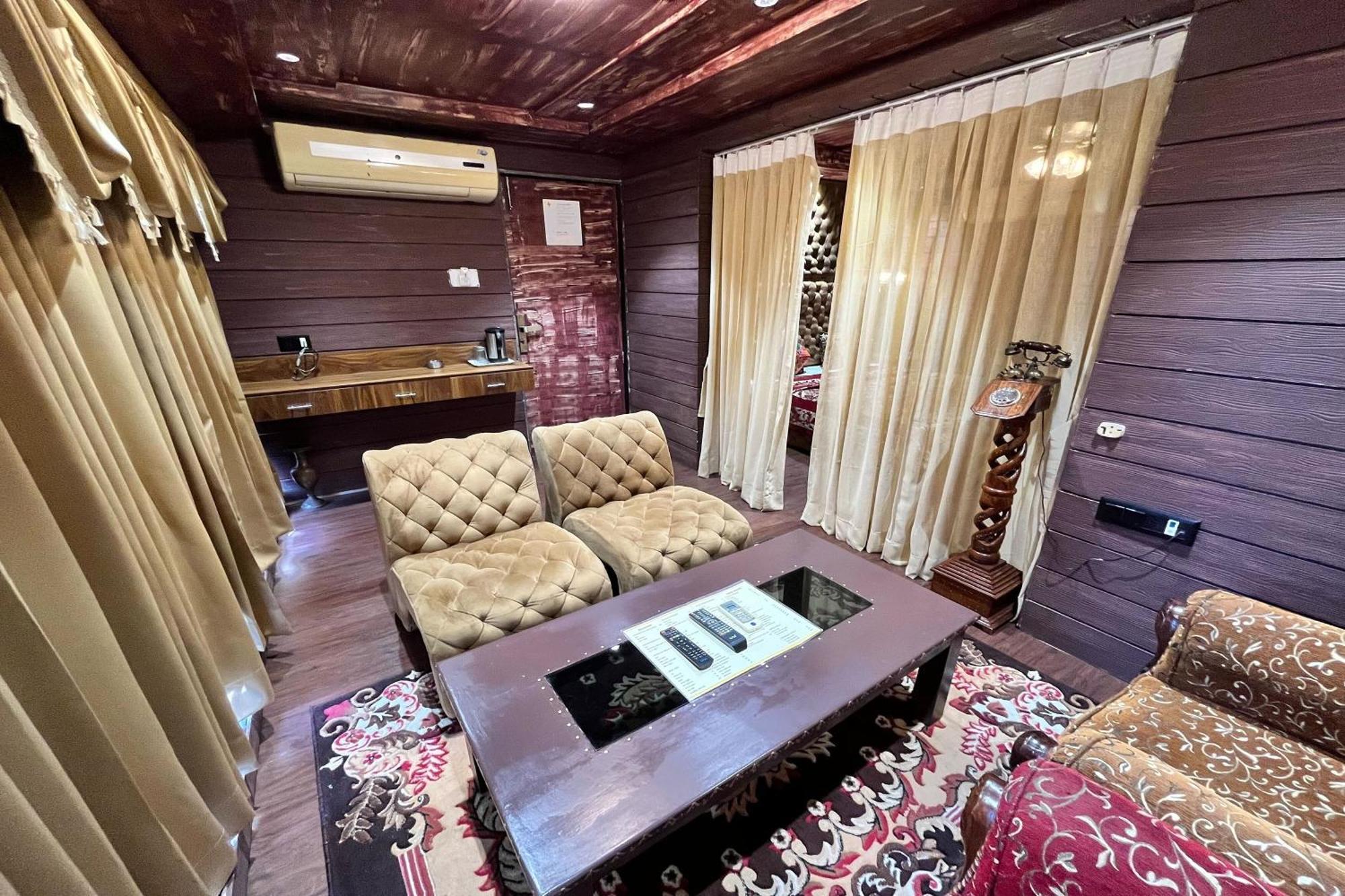 Hotel Shailly Inn Ahmedabad Esterno foto